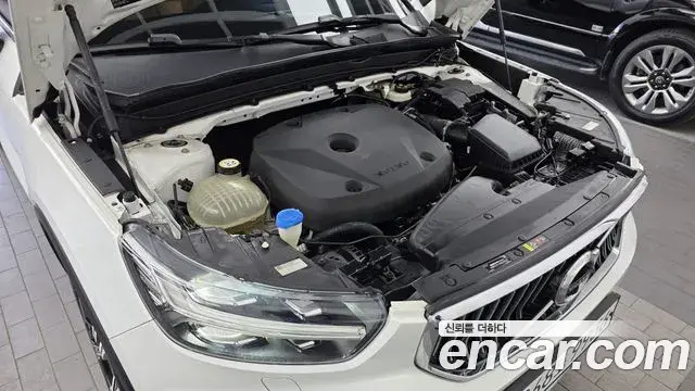 Volvo XC40 2020 — Şəkil 31/33