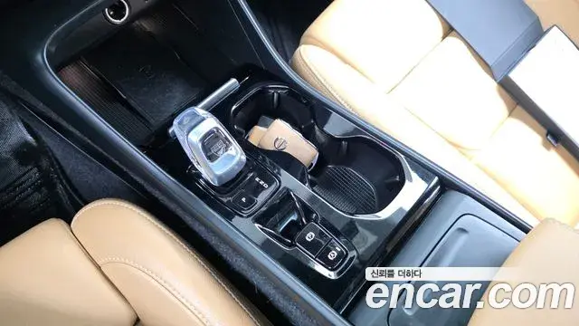 Volvo XC40 2020 — Şəkil 19/33