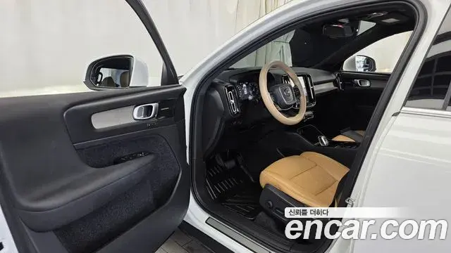 Volvo XC40 2020 — Şəkil 25/33