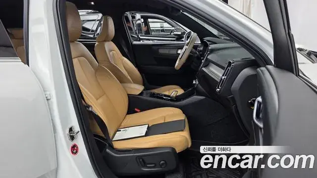Volvo XC40 2020 — Şəkil 21/33