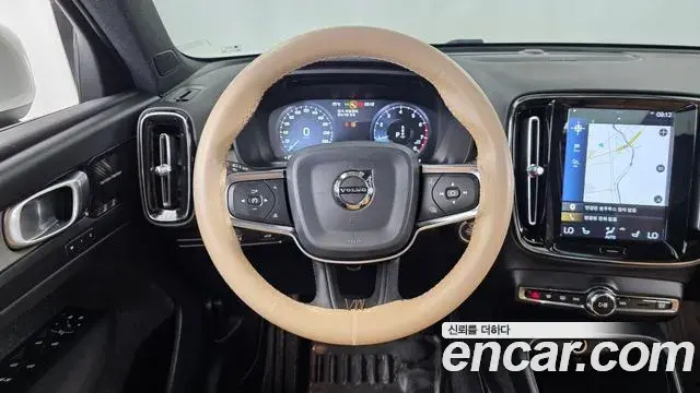 Volvo XC40 2020 — Şəkil 26/33