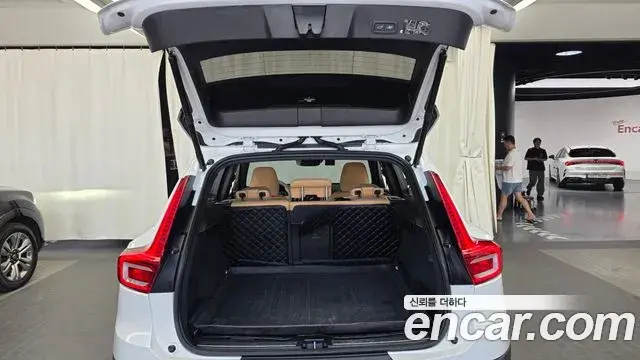 Volvo XC40 2020 — Şəkil 14/33