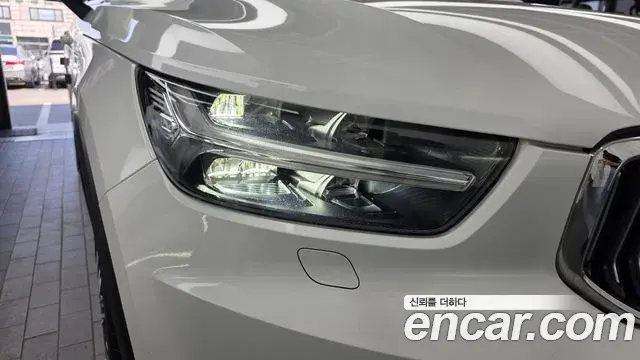 Volvo XC40 2020 — Şəkil 30/33
