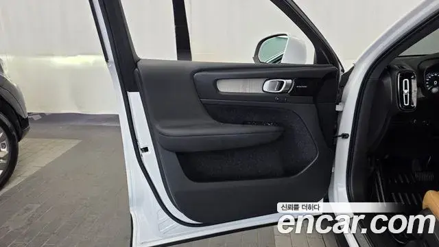 Volvo XC40 2020 — Şəkil 28/33