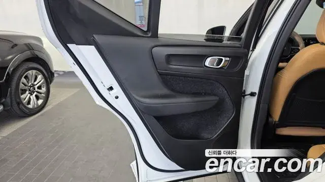 Volvo XC40 2020 — Şəkil 15/33