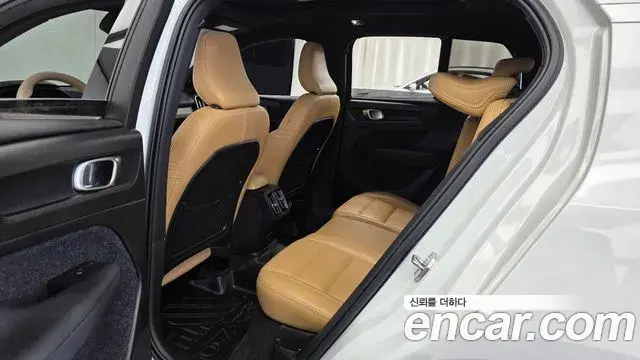 Volvo XC40 2020 — Şəkil 13/33
