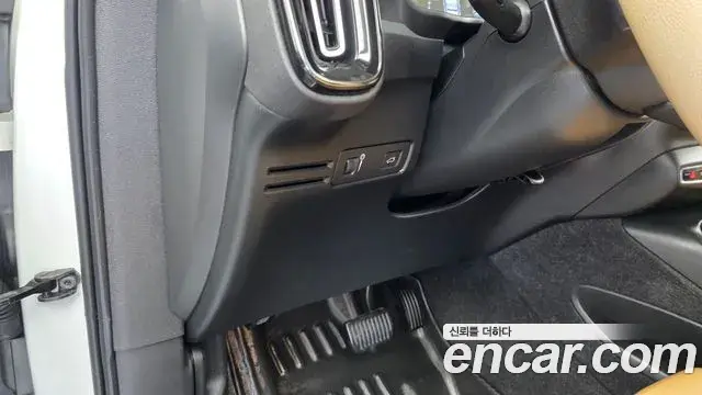 Volvo XC40 2020 — Şəkil 24/33