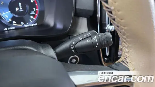 Volvo XC40 2020 — Şəkil 29/33