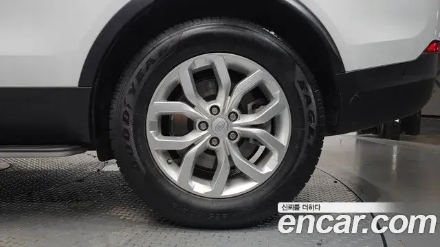 Land Rover Discovery 5 2019 — Şəkil 22/36