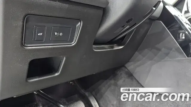 Land Rover Discovery 5 2019 — Şəkil 8/36