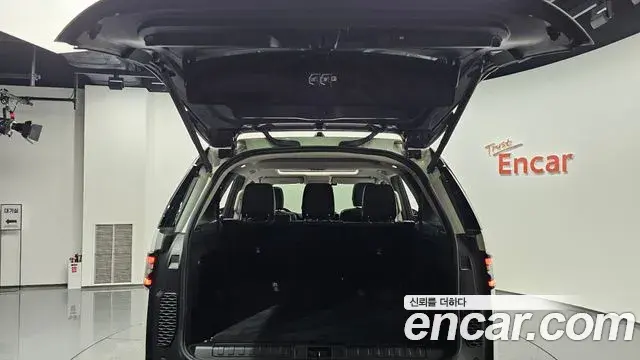 Land Rover Discovery 5 2019 — Şəkil 18/36