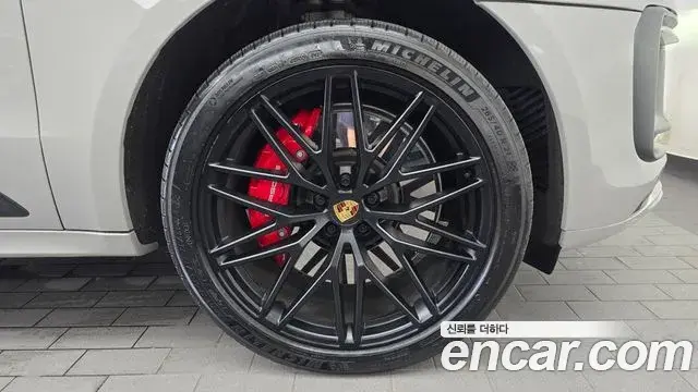 Porsche Macan 2024 — Şəkil 29/32