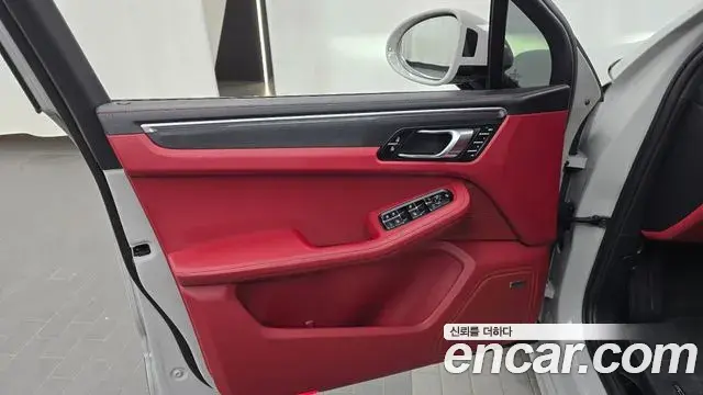 Porsche Macan 2024 — Şəkil 28/32