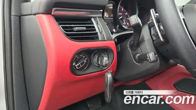 Porsche Macan 2024 — Şəkil 27/32