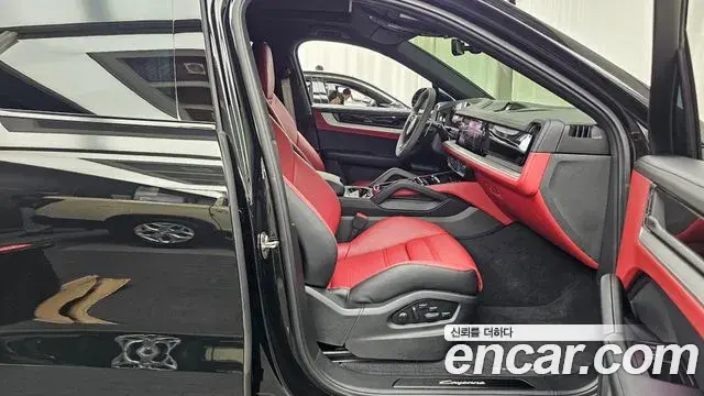 Porsche Cayenne 2025 — ფოტო 10/31