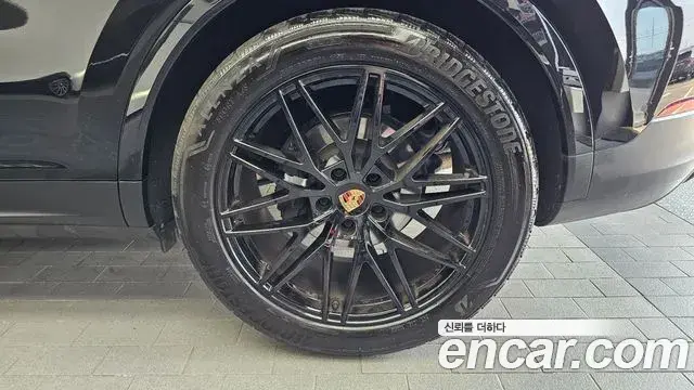Porsche Cayenne 2025 — ფოტო 8/31