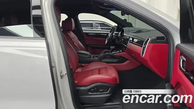 Porsche Cayenne 2022 — ფოტო 22/31