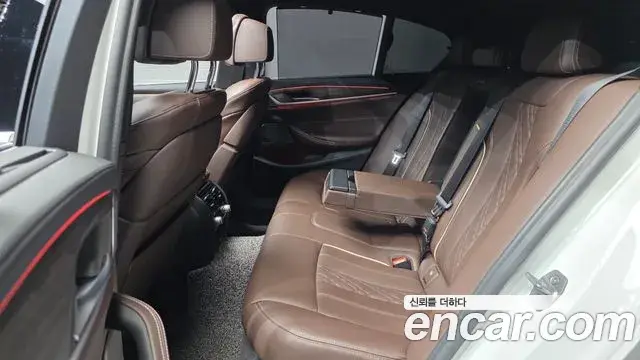 BMW 5 Series 2020 — ფოტო 28/31