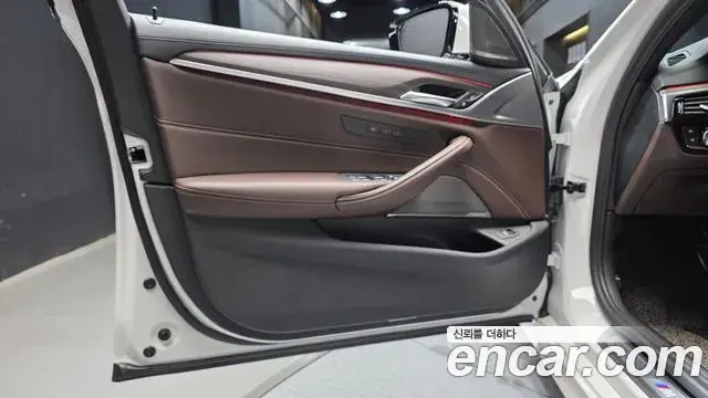 BMW 5 Series 2020 — ფოტო 29/31