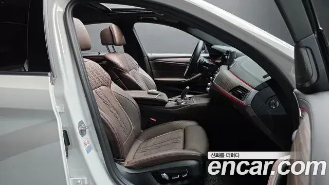 BMW 5 Series 2020 — ფოტო 26/31