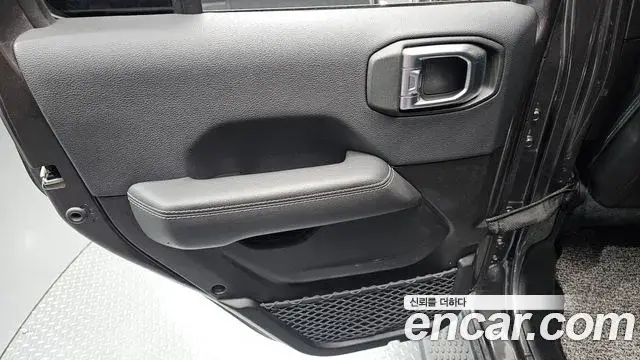 Jeep Wrangler 2019 — Şəkil 27/34