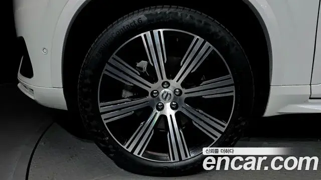 Volvo XC90 2025 — ფოტო 27/32