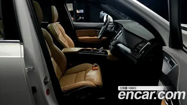 Volvo XC90 2025 — ფოტო 14/32