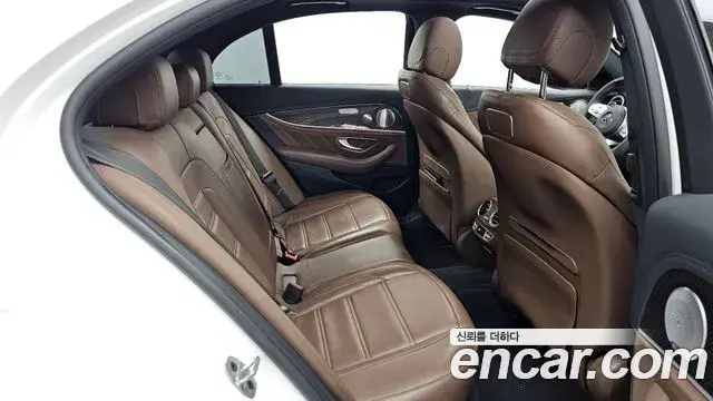 Mercedes-Benz E-Class 2019 — Şəkil 23/34
