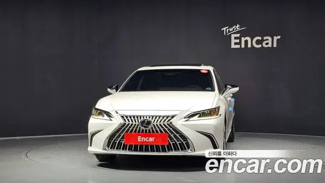 Lexus ES300h 2025 — Şəkil 32/33