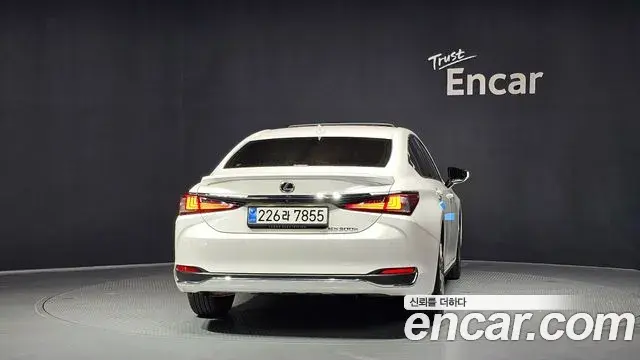 Lexus ES300h 2025 — Şəkil 10/33