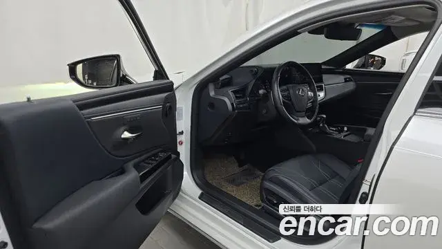 Lexus ES300h 2025 — Şəkil 16/33