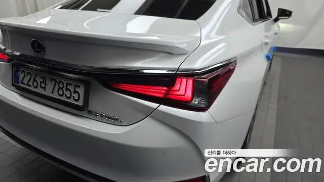 Lexus ES300h 2025 — Şəkil 26/33