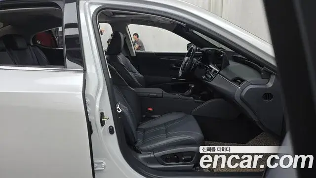 Lexus ES300h 2025 — Şəkil 31/33