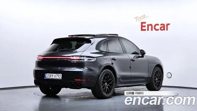 Porsche Macan 2021 — ფოტო 2/38