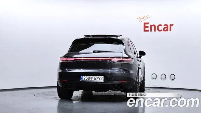 Porsche Macan 2021 — ფოტო 35/38