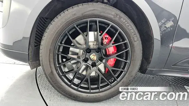 Porsche Macan 2021 — ფოტო 7/38
