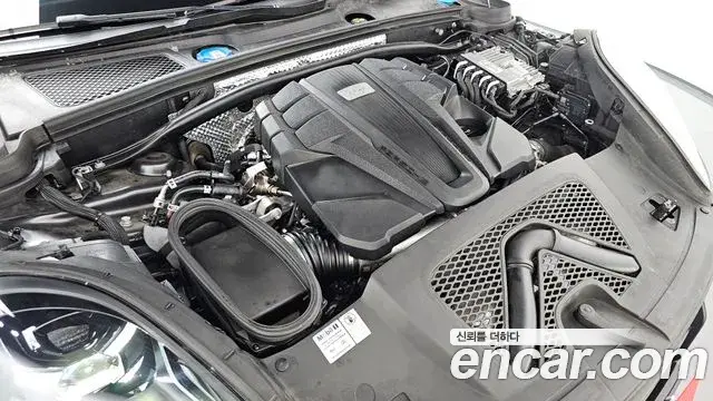 Porsche Macan 2021 — ფოტო 18/38