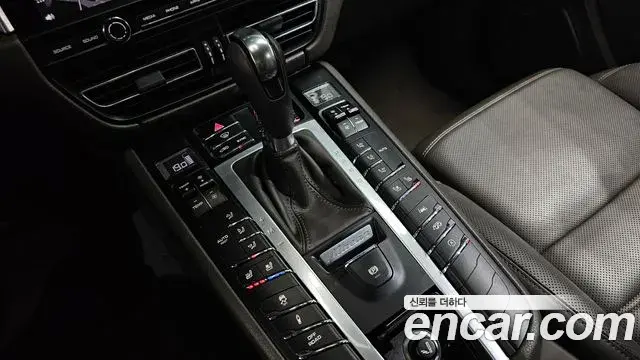 Porsche Macan 2021 — ფოტო 30/38