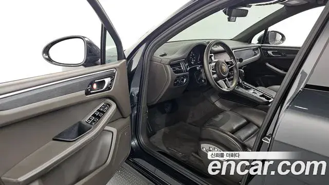 Porsche Macan 2021 — ფოტო 27/38
