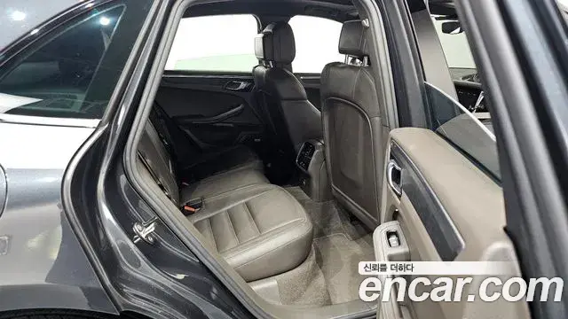 Porsche Macan 2021 — ფოტო 10/38