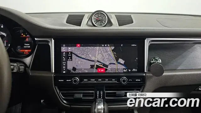 Porsche Macan 2021 — ფოტო 32/38