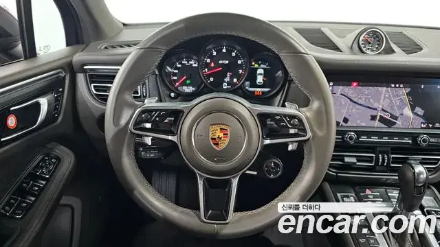Porsche Macan 2021 — ფოტო 1/38