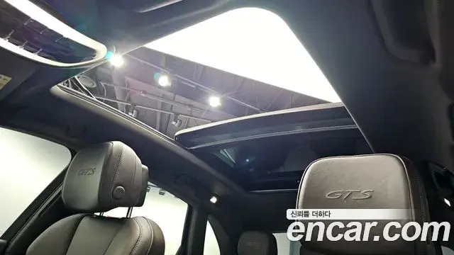 Porsche Macan 2021 — ფოტო 11/38