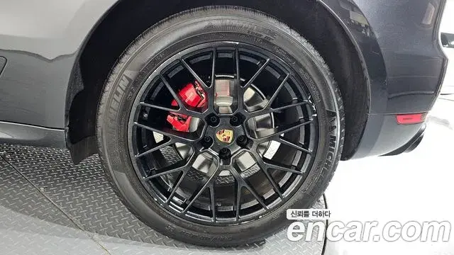 Porsche Macan 2021 — ფოტო 24/38