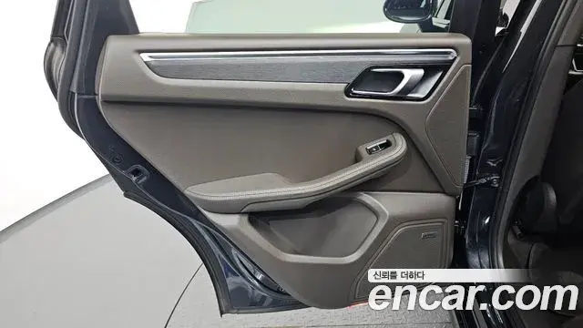 Porsche Macan 2021 — ფოტო 23/38