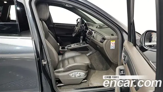 Porsche Macan 2021 — ფოტო 26/38