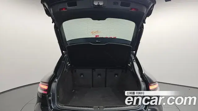 Porsche Macan 2021 — ფოტო 22/38