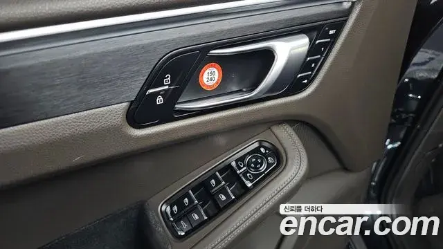 Porsche Macan 2021 — ფოტო 14/38