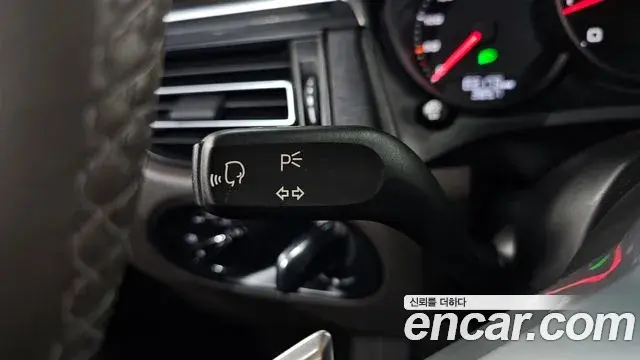 Porsche Macan 2021 — ფოტო 4/38