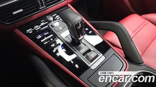 Porsche Cayenne 2022 — ფოტო 28/33